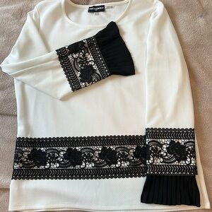 Karl Lagerfeld Paris size medium cream with black lace appliqué top NWOT